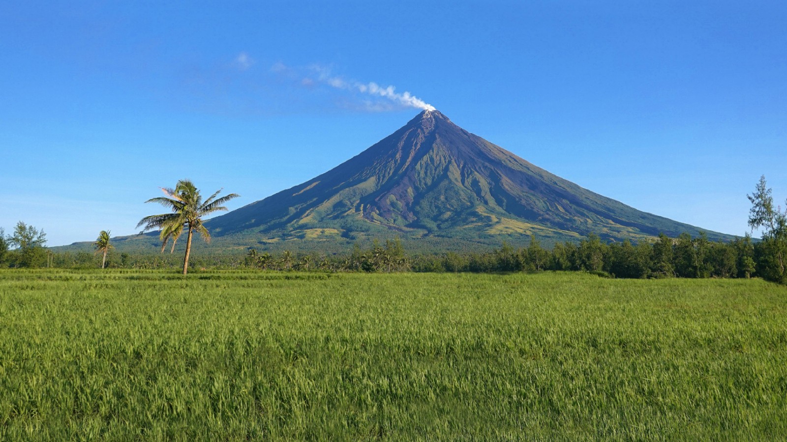 Discover the Majestic Mayon Volcano